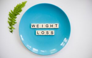 hypnotherapy for weight loss; plate with weight loss letters