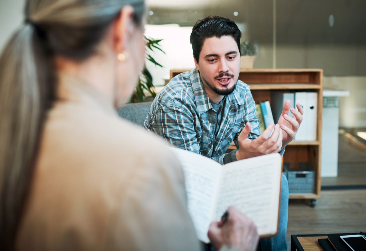 anger management issues in men, patient talking to the hypnotherapist
